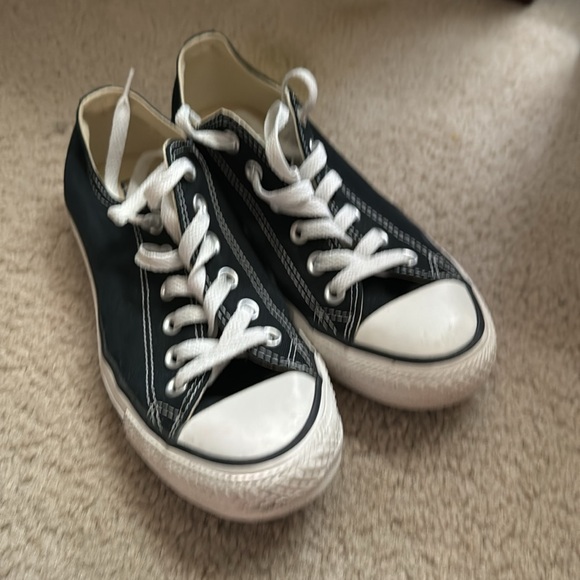 Size 7 women black converse in great condition only worn like couple times - Picture 3 of 6